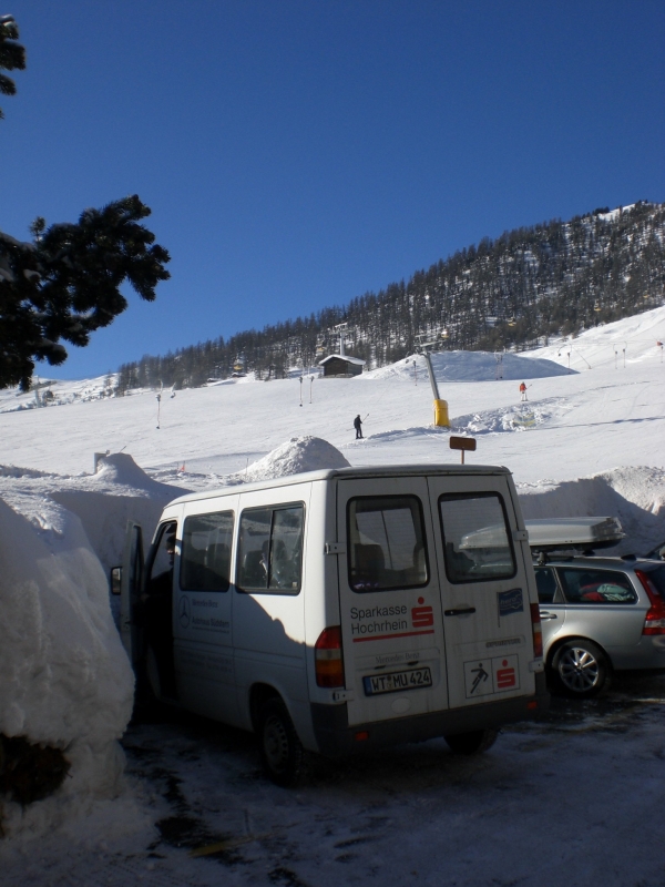 VfB-Bus
Wir befinden uns hier im Tal auf 1800m. Schneehöhe wurde im Tal mit 130 cm gemeldet. Wie man sieht kann das hinhauen. Auf 3000m sind es 200 cm.
