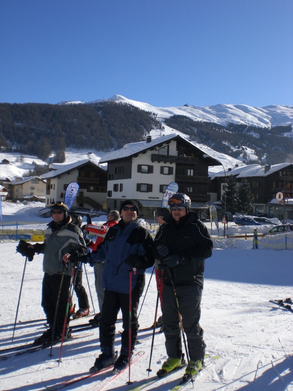 Vor der ersten Abfahrt
Uli und Micky Rotzinger, Norbert Bachmann noch im Tal auf 1800m.
