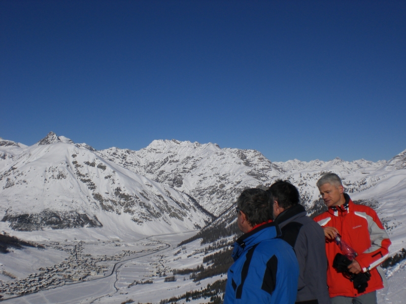 Blick ins Tal
Manfred Henze, Joachim Stoll, Uwe Hermle suchen unser Hotel Palü, dass in dieser Richtung liegt.
