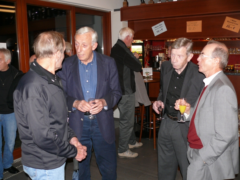 Walter Gottstein (Jg. 1926), Ernst Klös, Gerhard Klös und Hans Krämer
Im Hintergrund Hans Göppert.
