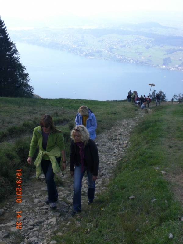 Steiler Aufstieg. Der Vierwaldstädter See im Hintergrund.
