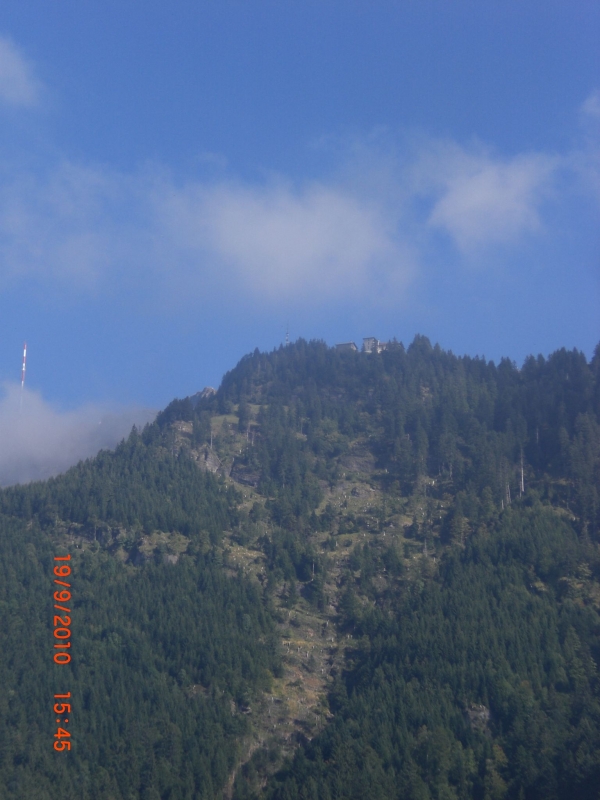 Rigi Kulm und Rigi Kaltbad teilweise im Nebel.
