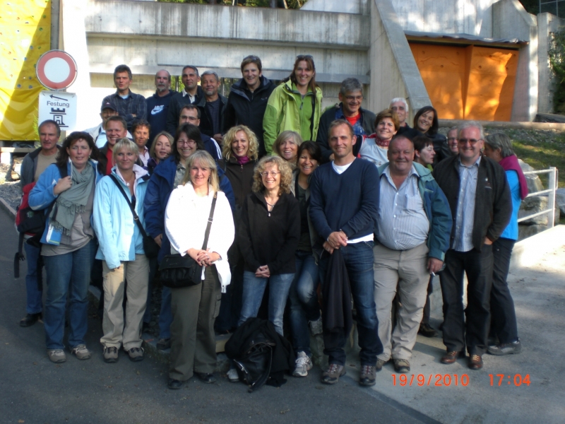 Gruppenbild zum Ausflug. Hier in Vitznau.
Hinten erhöht von links: Uli Rotzinger, Arno Gelbert, Michael Rotzinger, Manfred Henze, Friedel Henze, Ilka Stoll, Stefan Rimmele, Christoph Werner, Gabi Werner. Vordere Reihe: Joachim Stoll, Andrea Weinkötz, Herbert Zimmermann, Klaus Plogmann, Frau Plogmann, Annette Zimmermann, Christine Rotzinger, Ludwig Weinkötz, Renate Gelbert, Sabine Weinkötz, Heidi Ruppelt, Ute Rotzinger, Ute Rotzinger, Doris Fischer, Alexandra Knobloch, Axel Knobloch, Bettina Rimmele, Wolfgang Senser, Frau Senser, Werner Tröndle, Michael Kohler, Uschli Lühs. Nicht auf dem Bild: Thomas Lühs, Doris Kohler, Achim Fischer, Martin Ruppelt.

