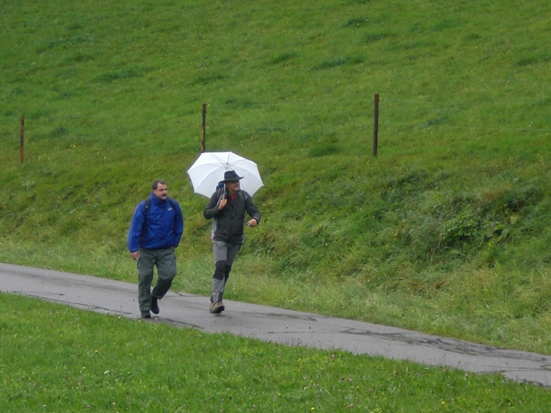 Stefan mit Schirm auf der Wanderung
Schlussendlich hatte er seinen Schirm irgendwo liegen gelassen. Er war nicht der einzige.
