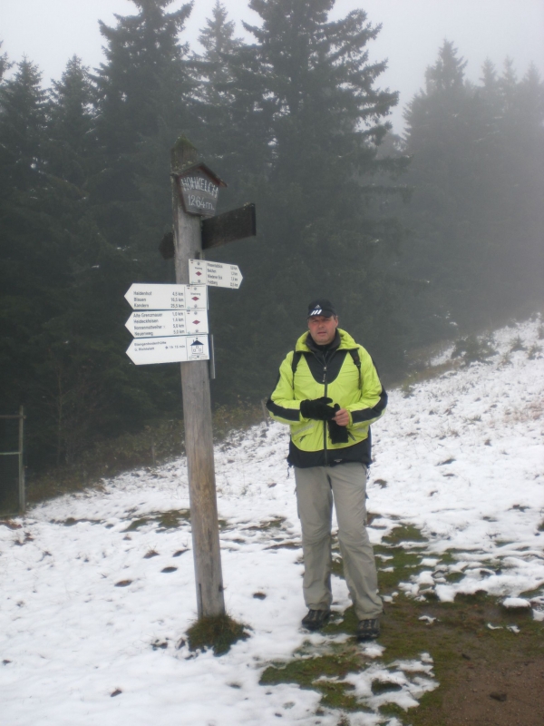 Am Sonntag morgen im Schnee.
Aus 1264m unterhalb des Belchen, der allerdings nicht zu sehen war.
