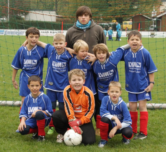 VfB Waldshut - F1-Junioren - Saison 2010/11
Trainer Eric Kral. Stehend: Massimo Müller, Sandro Siragusa, Ben Stolz, Paul Kaufmann, Daniel Marchel Kniend: Artin Smakaj, David Hank, Alexander Ivannikov.
