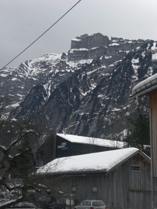 Aussicht vom Quartier aus
auf die Mellauer Bergwelt hinter der Bergbahn.
