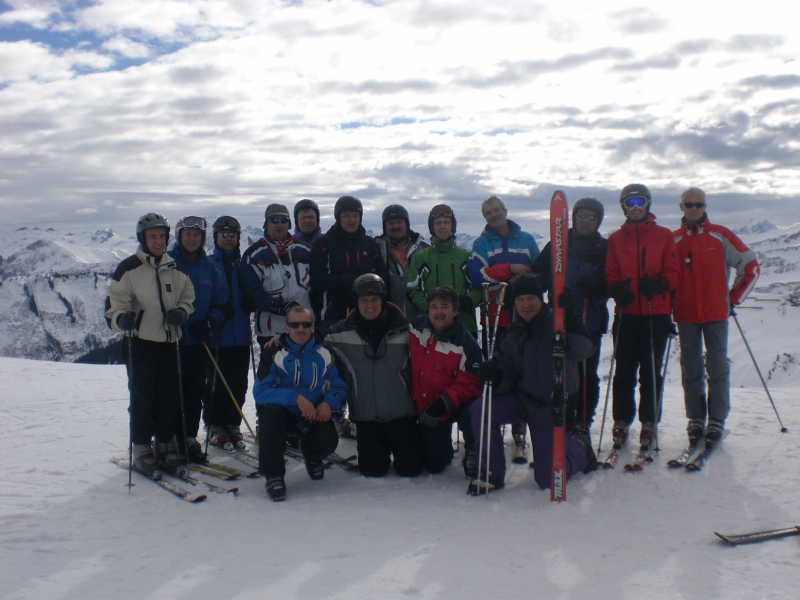 Gruppenbild zwischen Mellau und Damüls
Stehend von links: Kurt Kaiser, Achim Fischer, Manfred Henze, Dirk Piorun, Martin Ruppelt, Stefan Rimmele, Martin Stoll, Stefan Brauner, Werner Gilio, Michael Rotzinger, Emanuel Gamp, Uwe Hermle. Kniend: Thomas Lühs, Ulrich Rotzinger, Michael MÜnch und Joachim Stoll. Nicht auf dem Bild: Ingo Siefermann.
