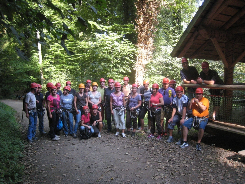 Gruppenbild zum AH-Ausflug 2011
Von links: Joachim Stoll, Manfred Henze, Achim Fischer, Friedel Henze, ???, Sabine Gelbert, Arno Gelbert, Ilka Stoll, Andrea Weinkötz, Werner Tröndle, Bettina Rimmele, Martin Weinkötz, Albert Mergelmeyer, Hubert Widmann (leicht verdeckt), Irene Plogmann, Herbert Zimmermann, Sabine Weinkötz, Christoph Werner, Gabi Werner, Bibi Wegmann, Ralf Wegmann, ???, Klaus Plogmann, Michael Münch. Auf der Empore: Ulrich Rotzinger, Ludwig Weinkötz. In der Bildmitte kniend: Ute Rotzinger und Doris Fischer. Nicht auf dem Bild: Stefan Rimmele, Axel Knobloch, Thomas Lühs.
