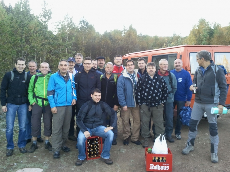 Start in Bärental
VfB-Wanderer von links: Marco Marquart, Joachim Stoll, Thomas Lühs, Michael Rotzinger, Herbert Zimmermann, Martin Ruppelt, Ingo Siefermann, Ludwig Weinkötz, Martin Stoll, Manfred Henze, Christian Wagner, Martin Weinkötz, Thor Klaas, Michael Münch, Werner Tröndle, Martin Köpfer, Stefan Rimmele. Sitzend: Björn Bittl. Nicht auf dem Bild: Ulrich Rotzinger und Hubert Widmann.
