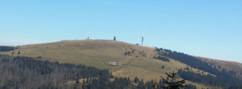 Der Feldberg aus Richtung Stübenwasen
Die Hütte unterhalb dem Gipfel ist die Wilhelmer Hütte. Dort laufen wir vorbei.
