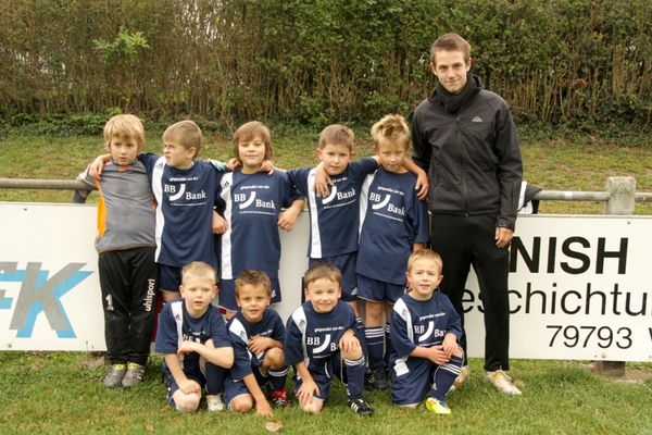 VfB Waldshut - F3-Junioren - 2011/12
Stehend von links: Sören Mortensen, Felix Schneider, Rafael Ferraz, Kilian Stoll, Tobias Klemm, Trainer Dominik Fischer. Knieend: Noah Eckert, Gabriel Nolte, Felix Reichel, Eric Seltenreich.
