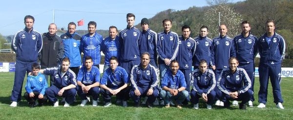 VfB Waldshut - 2. Mannschaft - Saison 2011/2012
Hintere Reihe von links: Trainer Engin Aslan, Abteilungsleiter Aktiv Christoph Weber, Matthias Elbing, Recep Özdemir, Klaus Kühnel, Werner Späth, Benjamin Falk, Shala Liridon, Luis Marques, Refki Morina, Vitalij Kasav, Steffen Knaak, Benjamin Lauther. Vorne: Angelos Mitkidis, Nick Huber, Sascha Atalla, Mark Lawicki, Antonios Mitkidis, Ismail Kasumi, Dirk Huber, Dominique Penitzka. Es fehlen: Bekim Duga, Toni Gianotto, Axel Bindert, Daniel Weinkötz, David Slowik, Mike Metzger, Mathias Lemke.
