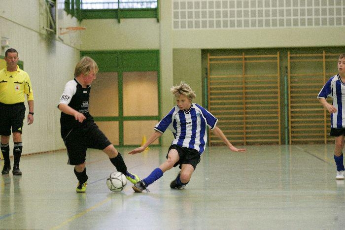 Cendrik Starke mit dem Ball am Fuß. SCL D1
