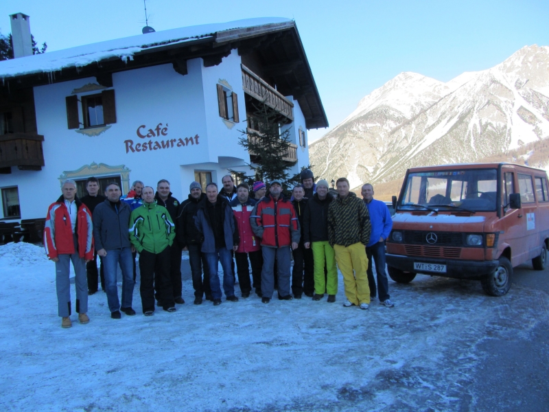 Abschiedsbild mit Stollbus
Vor unserem Hotel mit tollem Panorama. Von links: Uwe Hermle, Ulrich Rotzinger, Michael Rotzinger, Werner Gilio, Stefan Brauner, Dirk Piorun, Norbert Bachmann, Joachim Stoll, Martin Stoll, Michael Münch, Peter Spiegelhalter, Martin Weinkötz, Achim Fischer, Martin Ruppelt, Klaus Maier, Ingo Siefermann, Thomas Lühs. Fotograf Stefan Rimmele.
