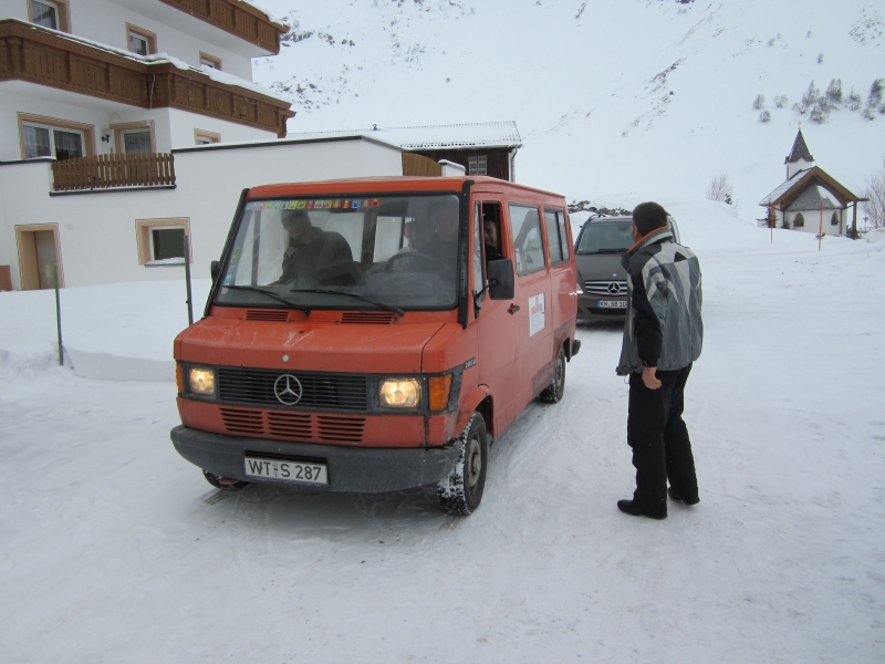 Wir empfangen ehrfürchtig "unseren Stollbus", der uns zum 21. Mal in Folge ins Skigebiet bringt.
