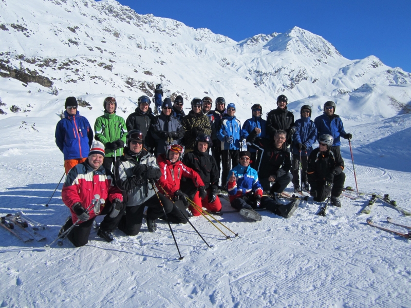 Gruppenbild am Samstag während der Skisafari.
Stehend von links: Uwe Hermle, Stefan Brauner, Norbert Bachmann, Joachim Stoll, Dirk Piorun, Ingo Siefermann, Martin Stoll, Martin Ruppelt, Thomas Lühs, Manfred Henze, Bertram Weis, Hubert Widmann, Michael Rotzinger. Vordere Reihe: Michael Münch, Ulrich Rotzinger, Achim Fischer, Axel Knobloch, Werner Gilio, Stefan Rimmele, Peter Spiegelhalter.
