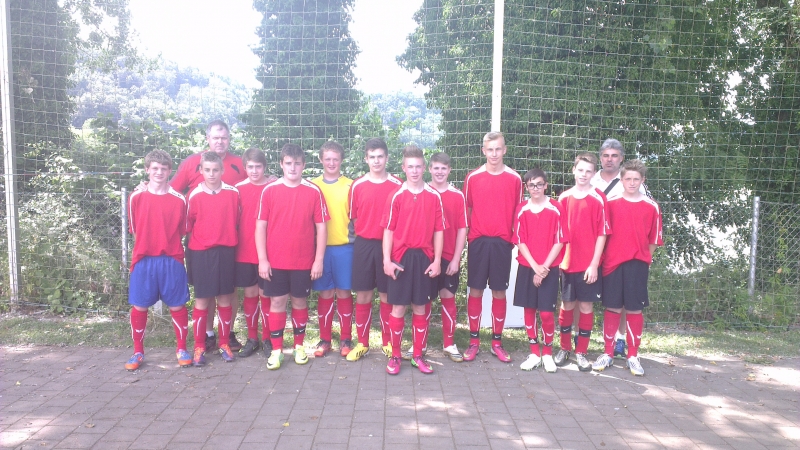 VfB-C2-Junioren beim Intersport-May-Jugendturnier
Von Links: Michael Gebershaben, Maximilian Scheyer, Martin Ruppelt (Betreuer), Philipp Kunz, Sean Reichl, Johannes Garni (Torwart), Jonas Mollmann, Kevin Dell, Patrick Fischer, Jan Steinle, Kevin Corrreia, Jonas Keller, Dietmar Knab (Trainer), Thomas Ruppelt.
