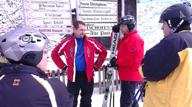 Warten auf den Skibus
Peter Spiegelhalter, Achim Fischer, Manni Henze und Jürgen Künze.
