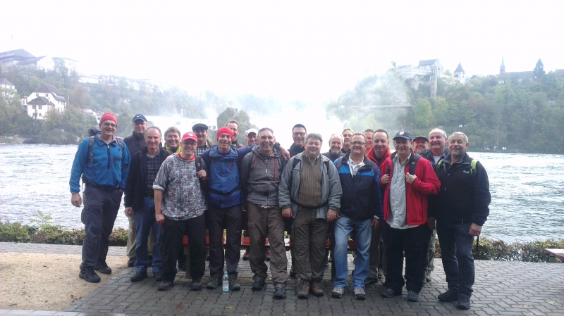 Samstag, 9:15 Uhr. Gruppenbild vor dem Schaffhauser Rheinfall. Auf dem Bild von links: Reiseleister Stefan Rimmele, Martin Ruppelt, Joachim Stoll, Ralf Wegmann, Peter Spielgelhalter, Martin Stoll, Thomas Lühs, Norbert Bachmann, Jürgen Künze, Michael Rotzinger, Ingo Siefermann, Michael Münch, Michael Kohler, Peter Humbel, Michael Hamburger, Klaus Plogmann, Allen Softic, Achim Fischer, Hubert Widmann, Martin Köpfer, Manfred Henze. Nicht auf dem Bild: Martin und Ludwig Weinkötz (stießen kurz darauf zur Gruppe hinzu).
