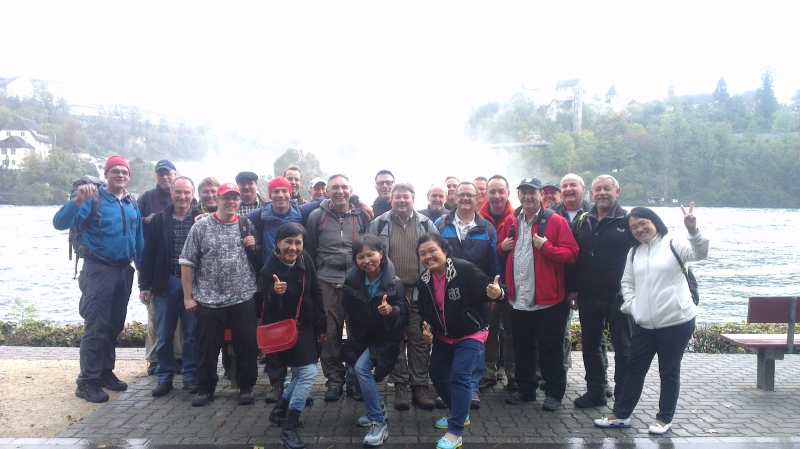 Samstagmorgen am Rheinfall
Nicht viel los. Eine Gruppe von Alten Herren und asiatische Touristen, die von uns freundlicherweise ein Bild schossen.
