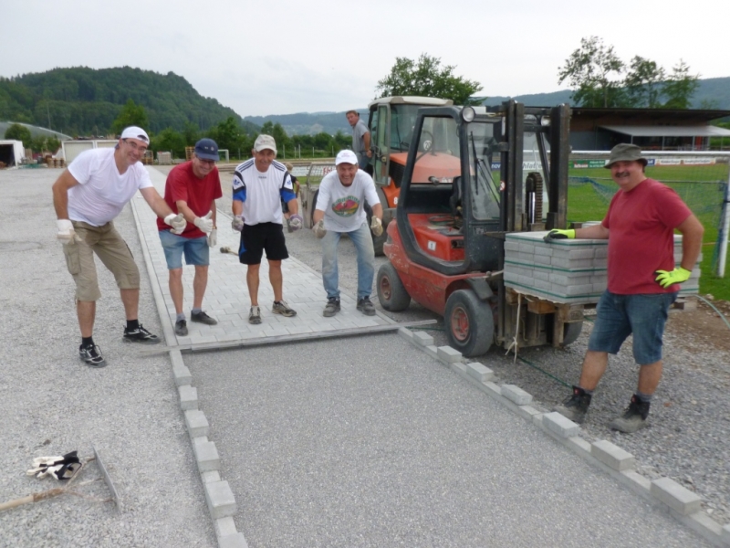 Da läuft´s
Nikolaj, Willi, Bruno, Uli und Martin beim Verlegen der Verbundsteine. Im Hintergrund Klaus Fricker.
