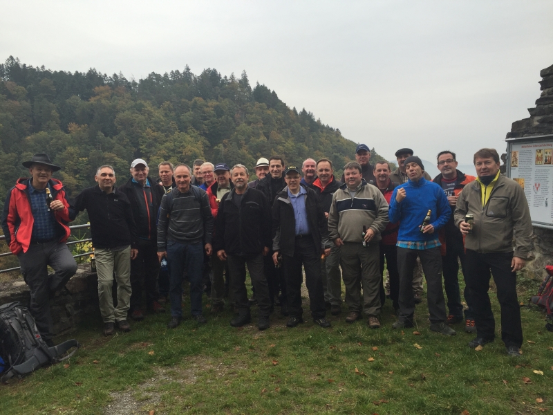 21 VfB-Wanderer
Von links: Reiseleiter Stefan Rimmele, Michael Rotzinger, Jürgen Künze, Klaus Plogmann, Joachim Stoll, Ulrich Rotzinger, Werner Tröndle, Hubert Widmann, Manfred Henze, Michael Kohler (mit Hut), Marco Marquart, Peter Spiegelhalter, Martin Köpfer, Allen Softic, Michael Münch, Martin Ruppelt, Achim Fischer, Martin Stoll, Thomas Lühs, Martin Weinkötz, Ralf Wegmann.
