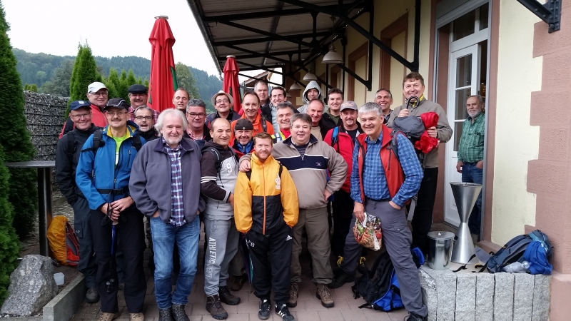 Gruppenbild in Wehr (Gleis 3)
Wir probieren es von links nach rechts: Jürgen Künze, Martin Stoll, Axel Knobloch, Martin Weinkötz, Martin Ruppelt, Marco Marquart, Norbert Bachmann (Kapuze), Thor Klaas, Michael Rotzinger, Ralf Wegmann. Mittlere Reihe: Werner Tröndle, Ludwig Weinkötz, Frank Berthold, Allen Softic, Ulrich Rotzinger, Joachim Stoll, Achim Fischer. Vorne: Michael Kohler, Petrit Merdita, Hubert Widmann, Frank Bauer, AH-Boss Michael Münch und Reiseleiter Stefan Rimmele. Rechts in grün der freundliche Wirt.
