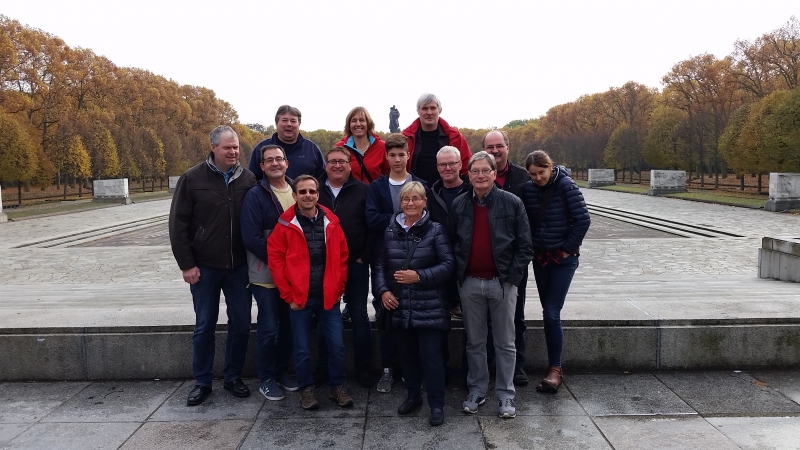 Sowjetischer Soldatenfriedhof Treptow
Hintere Reihe von links: Tina Knobloch, Michael Münch, Tommy Buschle. Mittlere Reihe: Martin Ruppelt, Martin Weinkötz, Klaus Fricker, Hannes und Werner Tröndle, Martin und Claudia Stoll. Vorne: Patrick Heizmann, Renate und Reinhard Zuber.
