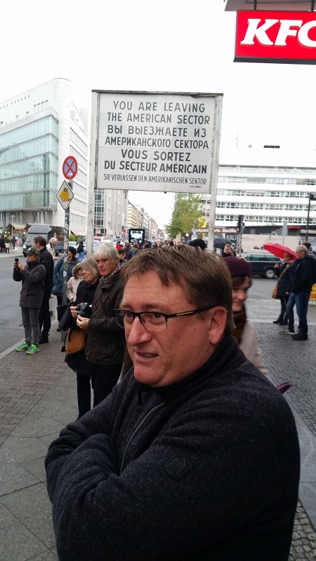 Klaus vorm Checkpoint Charlie
