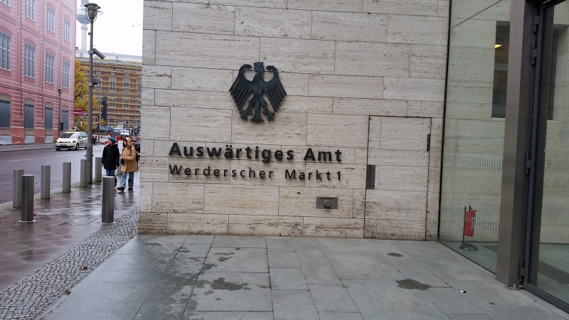 Das auswärtige Amt
Im Hintergrund der Alex (Berliner Fernsehturm). Das eingerüstete Gebäude zwischen den Häusern ist das Berliner Schloss. Zu DDR-Zeiten stand dort der Palast der Republik.
