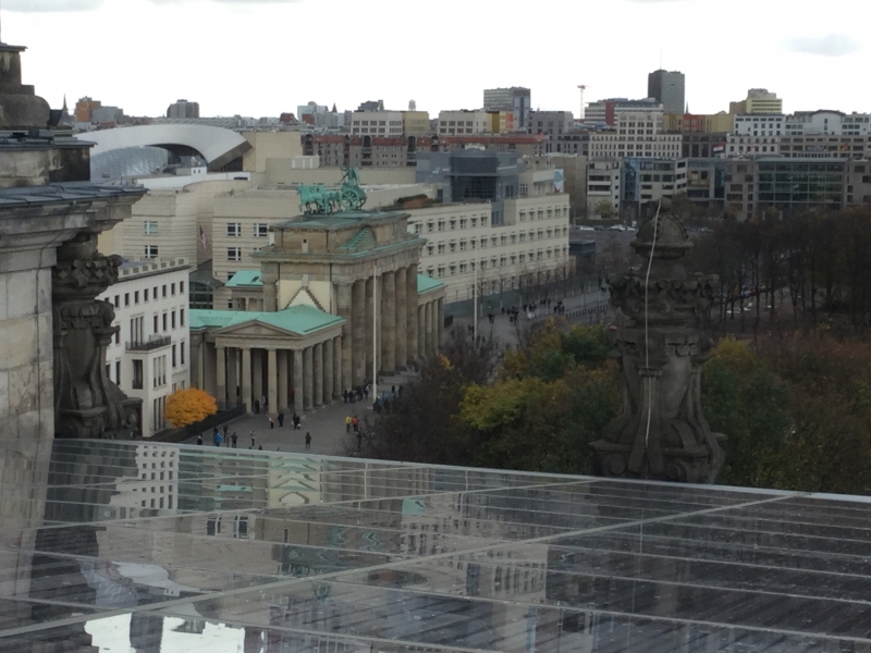 Das Brandburger Tor
Sieht nicht mal so groß aus vom Dach des Bundestages.
