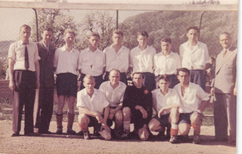 VfB Waldshut - 1. Mannschaft - Saison 1955/56
Hintere Reihe von links: Heinz Müller (Betreuer),  Kreisch (Trainer), Gottfried Trunk, Ewald Bindert, Heinz Lotze, Lothar Baumstark, Joachim Fibier, Ernst Klös, Willi Hagmeier (Vorstand). Vordere Reihe: Konrad Lorenz, Werner Zetzsche, Heinz Langer, Günther Endlich, Schneider. Auswärtsbegegnung der Rückrunde FC Neuenburg gegen VfB 0:5.
