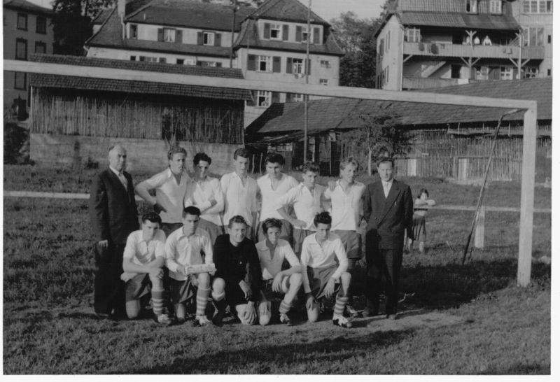 VfB Waldshut - A-Jugend - Saison 1956/57
Stehend von links: Johan Siegl (Jugendleiter), Erich Weissenrieder, Siegfried Gabele, Dieter Leisinger, Dieter Huchler, Heinz Riemann, Claus Meier, Richard Pongratz (Trainer). Kniend: Oswald Schupp, Udo Gabele, Friedhelm Walther, Gerhard Klös, Rudi Haas. Oberrheinmeisterschaft in Brennet VfB A1 gegen SV Weil 2:4.
