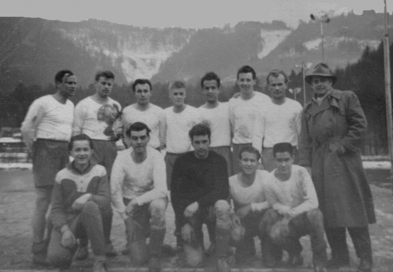 VfB Waldshut - 1. Mannschaft - Saison 1957/58
Hintere Reihe von links: Kreisch (Trainer), Heinz Lotze, Gerhard Ertel, Kurt Bitsch, Kurt Kaiser, Lothar Baumstark, Konrad Lorenz, Fritz Fichter (Betreuer). Vordere Reihe: Denninger (Linienrichter), Lothar Rimmele, Wassmer, Ernst Stoll, Udo Gabele. Auswärtsspiel der Rückrunde. FC Freiburg II gegen VfB I 2:4.
