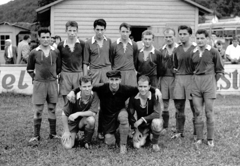 VfB Waldshut - 1. Mannschaft - Saison 1959/60 - 2. Amateurliga Staffel II
Stehend von links: Ludwig Kunzelmann, Gerhard Klös, Rudi Haas, Lothar Baumstark, Dobmeier, Conrad Lorenz, Dieter Huchler, Joachim Fibier. Kniend: Dieter Papke, Siegfried Brauner, Ernst Stoll.
