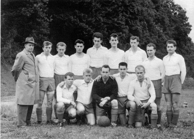 VfB Waldshut - 1. Mannschaft - Saison 1960/61 - A-Klasse Oberrhein
Stehend von links: Fritz Fichter (Betreuer), Hans Krämer, Dobmeier, Ludwig Kunzelmann, Rudi Haas, Manfred Schillinger, Lothar Baumstark, Ernst Stoll, Joachim Fibier. Kniend: Dieter Papke, Kurt Bitsch, Siegfried Brauner, Udo Gabele, Conrad Lorenz.
