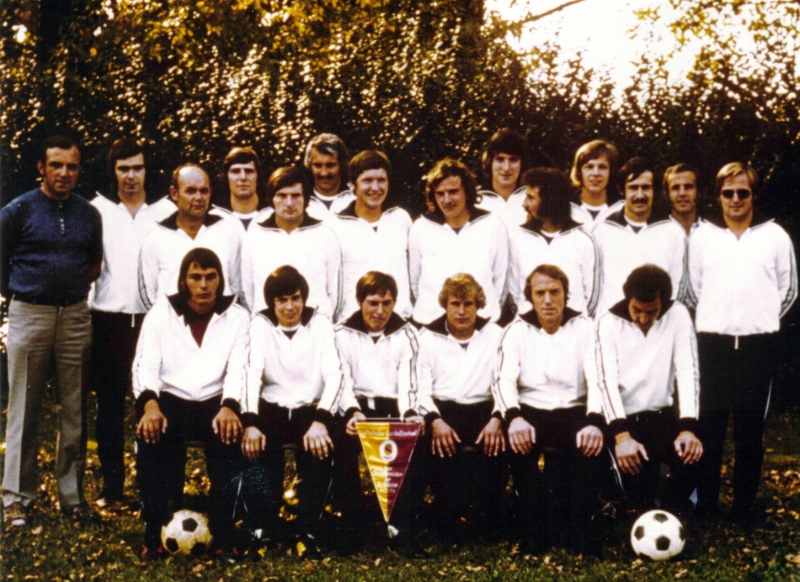 VfB Waldshut - 1. Mannschaft - Saison 1972/73
Hinten, von links: Heinz Knobloch, Bruno Eckert, Trainer Harry Schröder, Bruno Maier, Reinhard Zuber, Rudi Haas, Christof Berger, Klaus Mutter, Hans Göppert, Helmut Ertel, Dietmar Wieland, Manfred Ebner, Vorsitzender Kurt Kaiser und Günter Knobloch. Vorne von links: Volker Hezel, Otto Mutter, Wolfgang Mülhaupt, Herbert Frommherz, Karl-Heinz Maulbetsch und Robert Westermann. Bild in Farbe.
