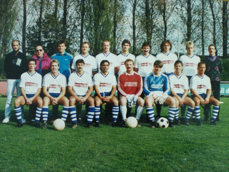 VfB Waldshut - 1. Mannschaft - Saison 1989/90
Stehend von links: Betreuer Peter Wasmer, Co-Trainer Horst Mai, Ulrich Rotzinger, Michael Hamburger, Jürgen Keller, Jacek Przeliorz, Joachim Stoll, Uwe Bartram, Axel Knobloch, Trainer Andreas Zimmermann. Sitzend: Ralf Wagner, Stefan Brauner, Dietmar Knab, Antonios Mitkidis, Gerd Müller, Ingo Siefermann, Dominik Heizmann, Roland Buchholz. Aufgenommen im Herbst 1989.
